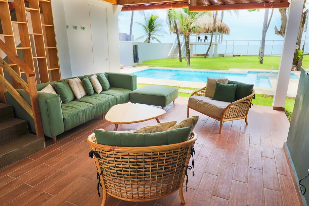 Open lounge overlooking the pool and Pacific Ocean