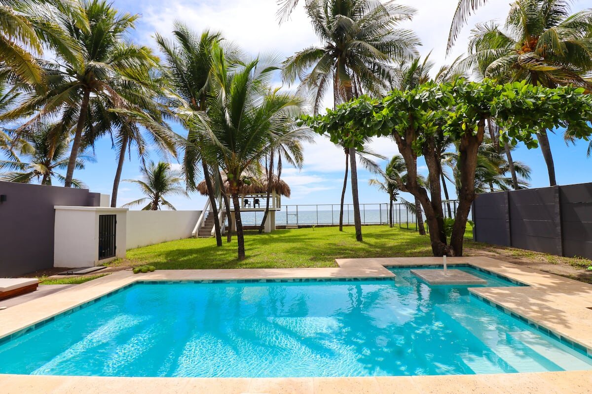 Private pool and palms beside the Pacific Ocean at Amatecampo Villa 6