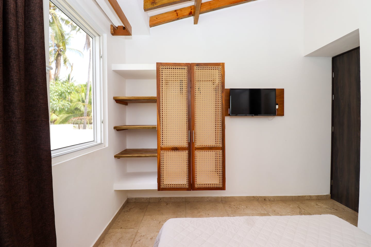 Bedroom 4 with queen bed, Smart TV, and storage